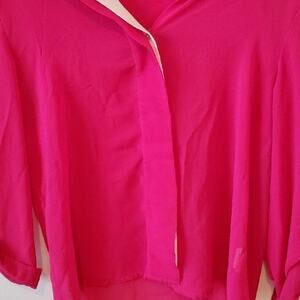 Sleeveless shirt, hot pink color, with buttons